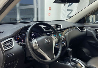 Подержанный автомобиль Nissan X-Trail 2015 года (11 фото)