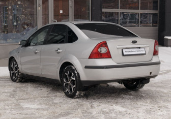 Подержанный автомобиль Ford Focus Sedan 2007 года (7 фото)