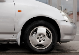 Подержанный автомобиль Honda Stream 2002 года (9 фото)