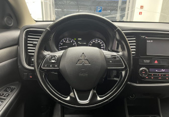 Подержанный автомобиль Mitsubishi Outlander 2015 года (9 фото)