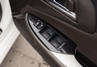 Подержанный автомобиль Toyota Crown Sedan 2010 года (17 фото)