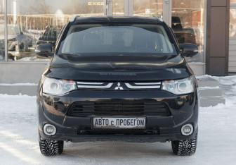 Подержанный автомобиль Mitsubishi Outlander 2013 года (2 фото)