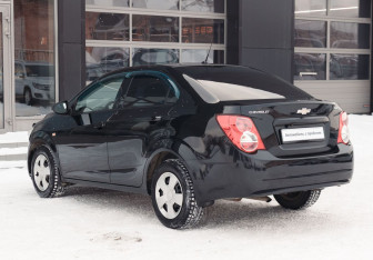 Подержанный автомобиль Chevrolet Aveo Sedan 2013 года (7 фото)