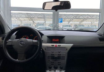 Подержанный автомобиль Opel Astra Hatchback 2011 года (10 фото)
