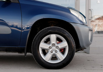 Подержанный автомобиль Toyota RAV4 2001 года (9 фото)