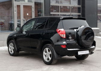 Подержанный автомобиль Toyota RAV4 2008 года (7 фото)