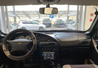 Подержанный автомобиль Chevrolet Niva 2007 года (14 фото)