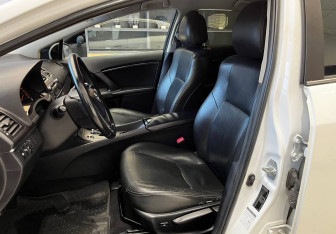 Подержанный автомобиль Toyota Avensis Sedan 2011 года (13 фото)