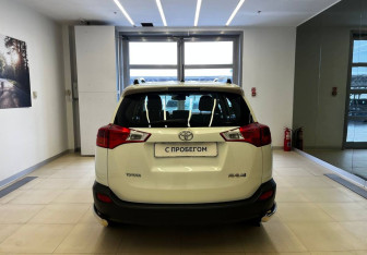 Подержанный автомобиль Toyota RAV4 2013 года (6 фото)