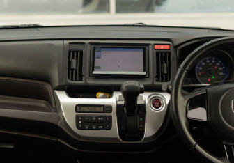 Подержанный автомобиль Honda N-WGN 2014 года (13 фото)