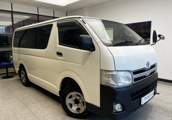 Подержанный автомобиль Toyota HiAce 2011 года (3 фото)
