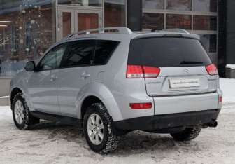 Подержанный автомобиль Citroen C-Crosser 2012 года (7 фото)