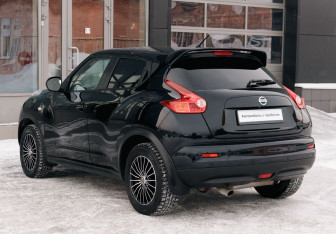 Подержанный автомобиль Nissan Juke 2011 года (7 фото)