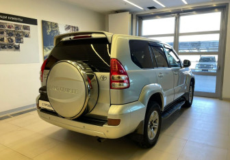 Подержанный автомобиль Toyota Land Cruiser Prado 2004 года (4 фото)