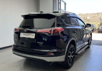 Подержанный автомобиль Toyota RAV4 2017 года (4 фото)
