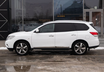Подержанный автомобиль Nissan Pathfinder 2014 года (8 фото)