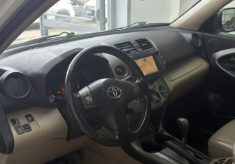 Подержанный автомобиль Toyota RAV4 2011 года (9 фото)