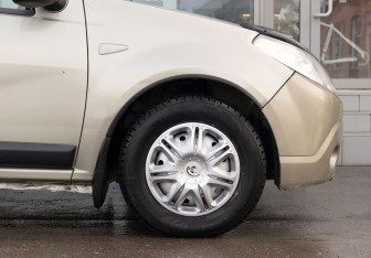 Подержанный автомобиль Renault Sandero 2011 года (9 фото)