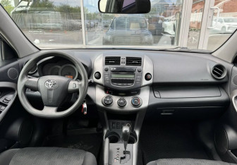 Подержанный автомобиль Toyota RAV4 2011 года (9 фото)