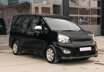 Подержанный автомобиль Toyota Voxy Minivan 2011 года (3 фото)