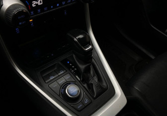 Подержанный автомобиль Toyota RAV4 2020 года (8 фото)