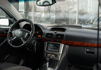 Подержанный автомобиль Toyota Avensis Sedan 2005 года (10 фото)