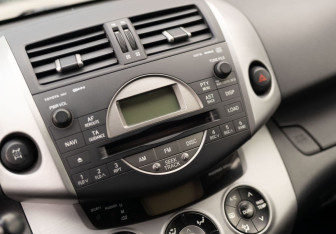 Подержанный автомобиль Toyota RAV4 2006 года (14 фото)