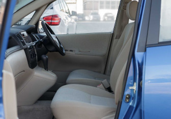 Подержанный автомобиль Toyota Corolla Spacio 2002 года (17 фото)