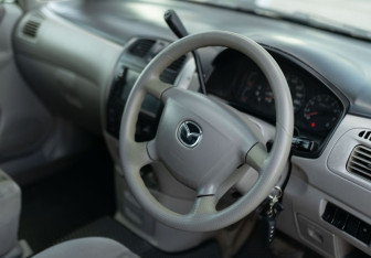 Подержанный автомобиль Mazda Premacy 2002 года (11 фото)