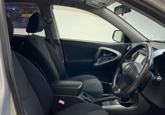 Подержанный автомобиль Toyota RAV4 2006 года (11 фото)