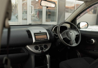 Подержанный автомобиль Nissan Note 2010 года (10 фото)