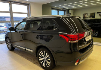 Подержанный автомобиль Mitsubishi Outlander 2020 года (7 фото)