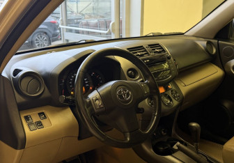 Подержанный автомобиль Toyota RAV4 2009 года (8 фото)