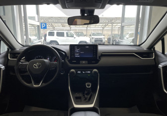 Подержанный автомобиль Toyota RAV4 2020 года (10 фото)
