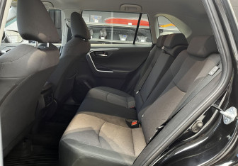 Подержанный автомобиль Toyota RAV4 2022 года (14 фото)