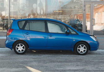 Подержанный автомобиль Toyota Corolla Spacio 2002 года (4 фото)