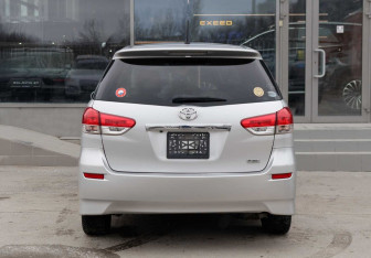Подержанный автомобиль Toyota Wish Minivan 2011 года (6 фото)
