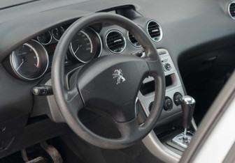 Подержанный автомобиль Peugeot 308 Hatchback 2011 года (11 фото)