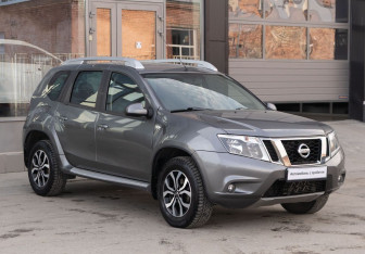 Подержанный автомобиль Nissan Terrano 2016 года (3 фото)