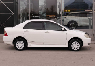 Подержанный автомобиль Toyota Corolla Sedan 2001 года (4 фото)