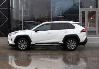 Подержанный автомобиль Toyota RAV4 2023 года (8 фото)