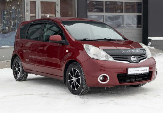 Подержанный автомобиль Nissan Note 2013 года (3 фото)