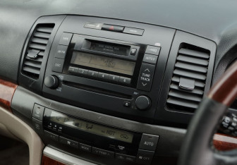 Подержанный автомобиль Toyota Premio 2003 года (13 фото)