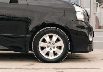 Подержанный автомобиль Toyota Voxy Minivan 2011 года (9 фото)