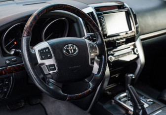 Подержанный автомобиль Toyota Land Cruiser Suv 2012 года (20 фото)