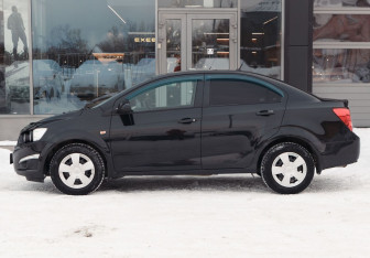 Подержанный автомобиль Chevrolet Aveo Sedan 2013 года (8 фото)