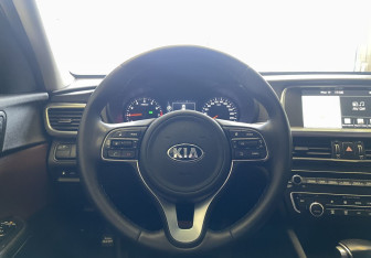 Подержанный автомобиль Kia K5 2017 года (11 фото)