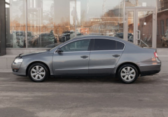 Подержанный автомобиль Volkswagen Passat Sedan 2005 года (8 фото)
