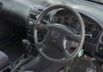 Подержанный автомобиль Nissan Wingroad 2000 года (11 фото)