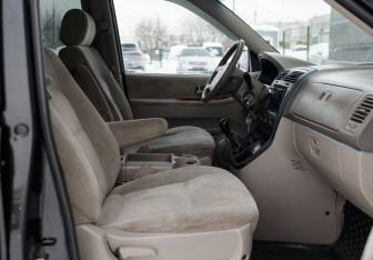 Подержанный автомобиль Kia Carnival 2004 года (18 фото)